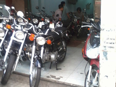 Một nhóm dân chơi đang chọn thuê xe phân khối lớn