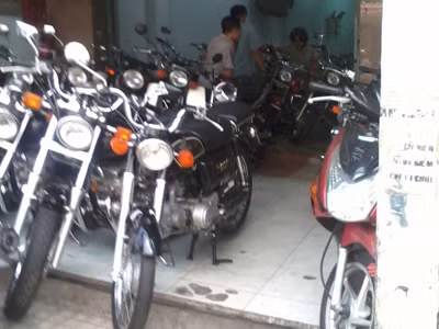 Một nhóm dân chơi đang chọn thuê xe phân khối lớn