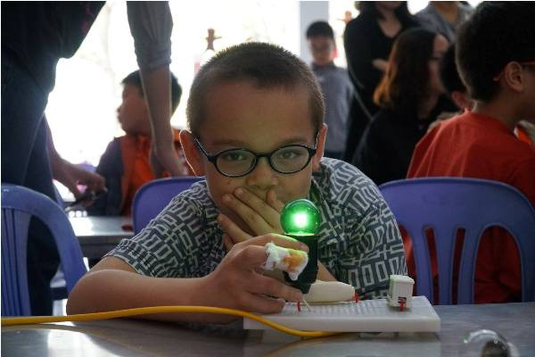 Cùng học sinh Amsterdam ‘chạm tay’ vào khoa học ảnh 7