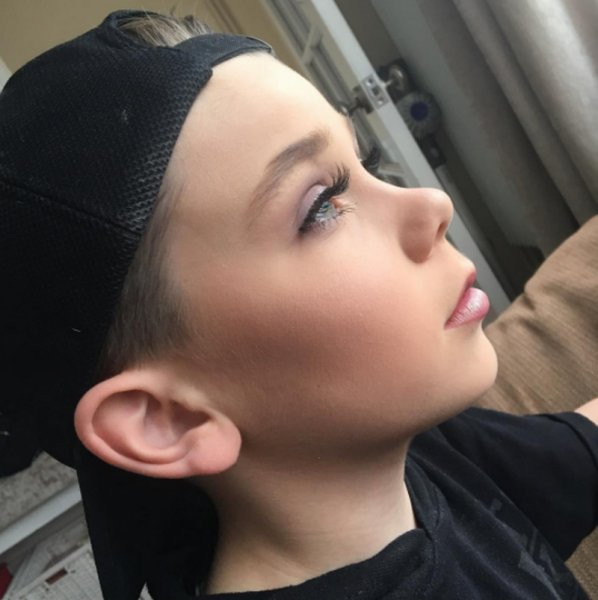 Cậu bé 10 tuổi trang điểm như chuyên gia gây ‘bão mạng’ ảnh 2