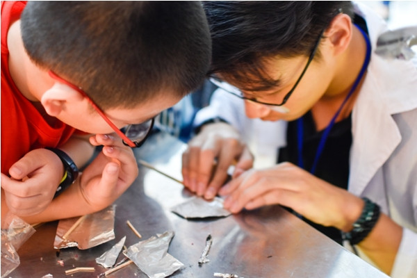 Cùng học sinh Amsterdam ‘chạm tay’ vào khoa học ảnh 1