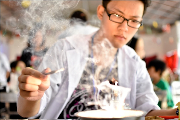 Cùng học sinh Amsterdam ‘chạm tay’ vào khoa học ảnh 3