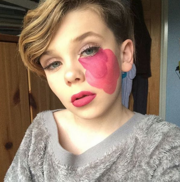 Cậu bé 10 tuổi trang điểm như chuyên gia gây ‘bão mạng’ ảnh 1