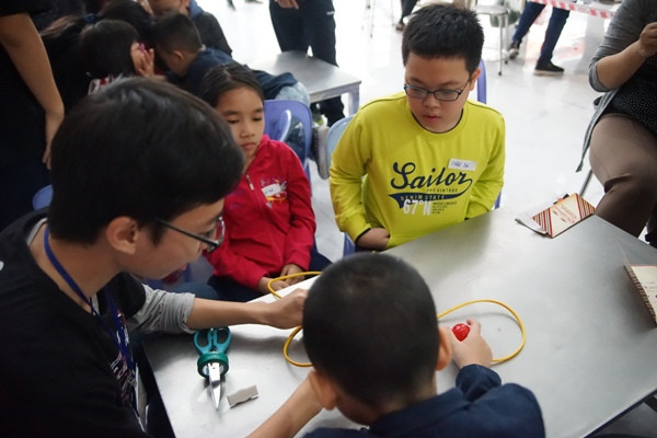 Cùng học sinh Amsterdam ‘chạm tay’ vào khoa học ảnh 11