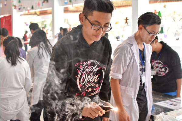 Cùng học sinh Amsterdam ‘chạm tay’ vào khoa học ảnh 2