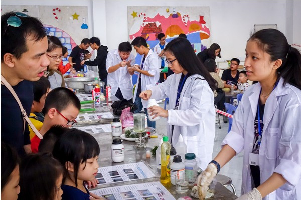 Cùng học sinh Amsterdam ‘chạm tay’ vào khoa học ảnh 10