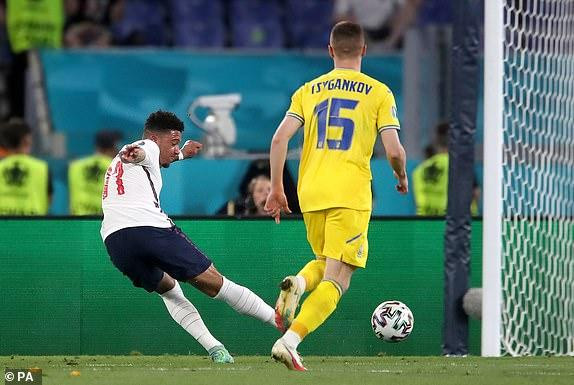 Sancho tung cú sút căng đúng vị trí thủ môn Ukraine