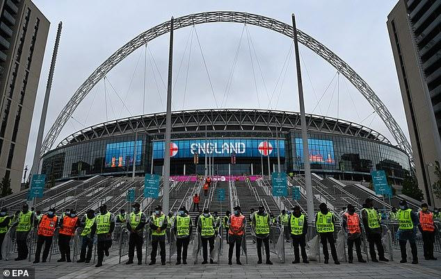 Lực lượng an ninh sân Wembley đã không thể kiểm soát đám đông khi hàng trăm người hâm mộ không có vé vẫn có thể lọt vào sân. Lực lượng an ninh sân Wembley đã không thể kiểm soát đám đông khi hàng trăm người hâm mộ không có vé vẫn có thể lọt vào sân.