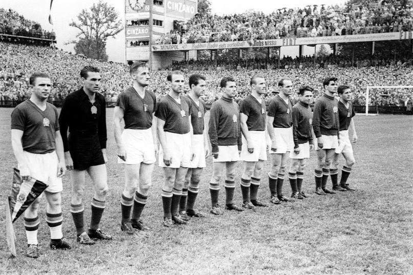 “Đội tuyển vàng” Hungary trước trận chung kết World Cup 1954 với dàn cầu thủ mạnh nhất của thế giới thời đó: Puskás Ferenc, Grosics Gyula, Hidegkuti Nándor, Bozsik József, Zakariás József, Kocsis Sándor, Czibor Zoltán... “Đội tuyển vàng” Hungary trước trận chung kết World Cup 1954 với dàn cầu thủ mạnh nhất của thế giới thời đó: Puskás Ferenc, Grosics Gyula, Hidegkuti Nándor, Bozsik József, Zakariás József, Kocsis Sándor, Czibor Zoltán...