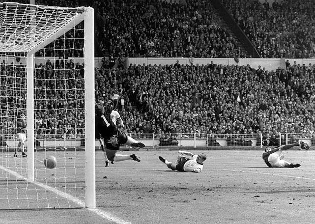 Tình huống ghi bàn gây tranh cãi ở phút 102 của Geoff Hurst trong trận chung kết World Cup 1966 gặp tuyển Đức