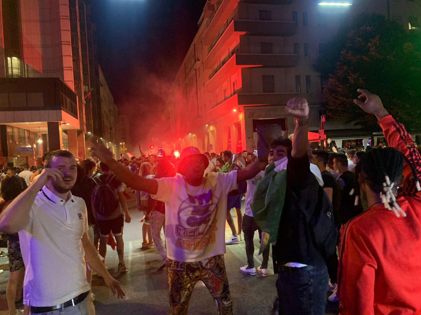 Cổ động viên Italia ăn mừng trên đường phố Rome