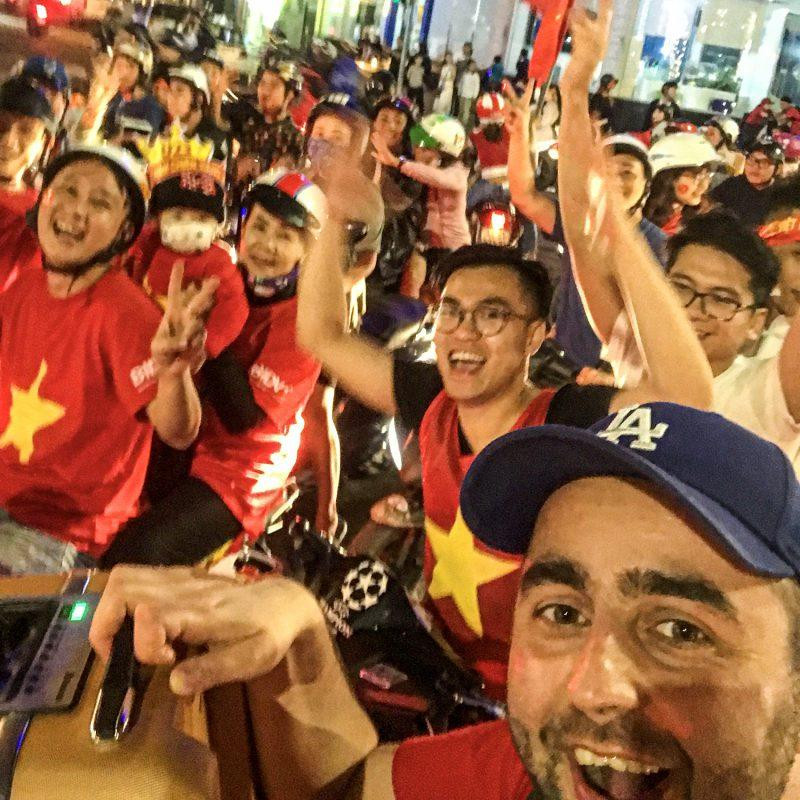 và "về nhà" ở Việt Nam. Nhà báo Pető Péter giữa "con sóng đỏ" cổ động viên Việt Nam đi "bão" sau trận đấu của đội tuyển U23 Việt Nam năm 2018