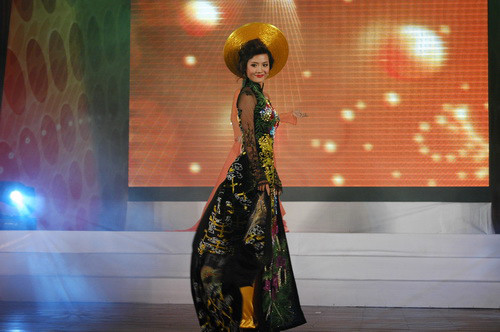 Duyên dáng trong phần thi áo dài