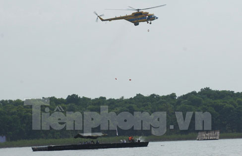 Diễn tập cứu người trong thiên tai, bão lũ. Diễn tập cứu người trong thiên tai, bão lũ