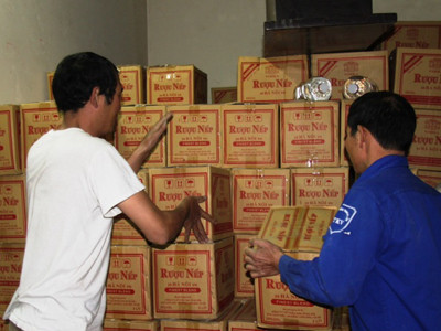Thu giữ sản phẩm rượu của Cty rượu nếp 29 Hà Nội tại một kho đại lý ở Quảng Ninh. Ảnh: P.V. Thu giữ sản phẩm rượu của Cty rượu nếp 29 Hà Nội tại một kho đại lý ở Quảng Ninh. Ảnh: P.V