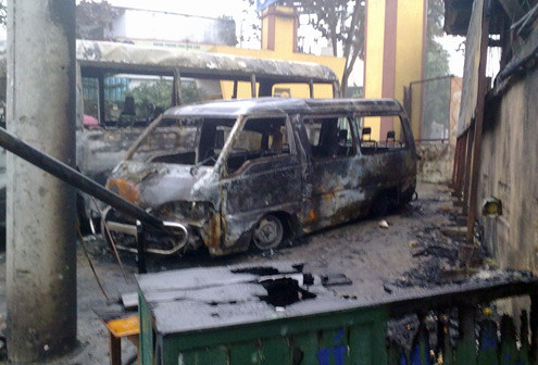 Chiếc xe khách cháy rụi khi đang đỗ qua đêm trước cổng công ty. Ảnh: Lê Huy. 