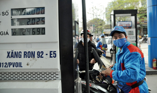 Xăng tiếp tục tăng giá từ 12h trưa nay ảnh 2