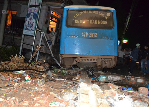 Xe buýt mất lái đâm loạn xạ vào nhà dân ảnh 1