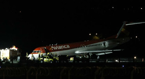 Máy bay hạ cánh bằng bụng vì bánh trước không bung ảnh 1