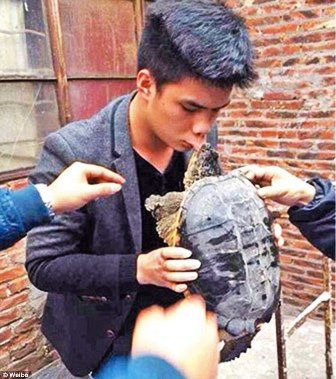 Nam thanh niên nhập viện vì… bị rùa 'khóa môi' ảnh 2