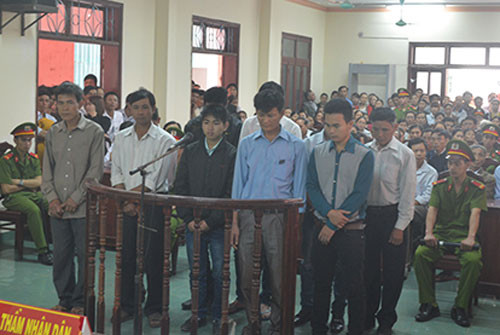 Dân vây tòa trong vụ xử đánh chết trộm chó ảnh 1