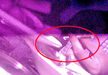 Mua bán “cỏ” giữa nhân viên phục vụ với khách. Ảnh: DĐ