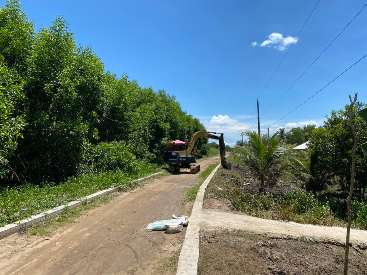 Người dân lo lắng mùa mưa sắp đến, việc nhà thầu thi công chậm tiến độ, đặc biệt từ Km4+385 đến Km5+444.57 do nhà thầu là Công ty TNHH Tư vấn Thiết kế Xây dựng Trí Việt đảm nhiệm thi công ì ạch sẽ gây khó khăn cho việc đi lại, mất an toàn giao thông.