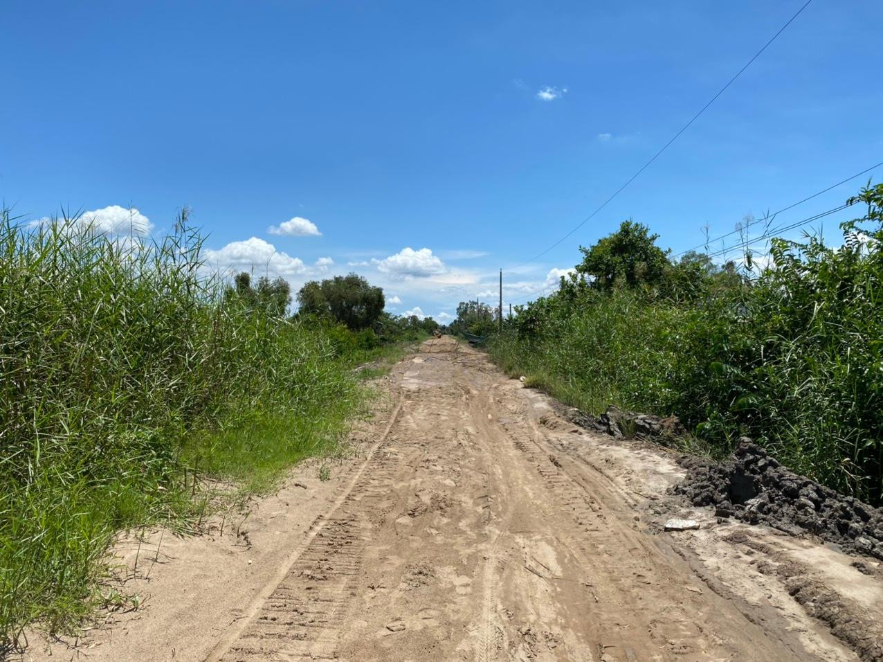 Ông Dương Minh Truyền, Chủ tịch UBND xã Hỏa Tiến, TP Vị Thanh (tỉnh Hậu Giang) khẳng định, do năng lực của nhà thầu là Công ty TNHH Tư vấn Thiết kế Xây dựng Trí Việt yếu nên kéo dài thời gian thi công chứ không phải do thiếu mặt bằng. Điều này khiến người dân, cử tri bức xúc nhiều lần phản ánh lên cấp trên và UBND tỉnh Hậu Giang.