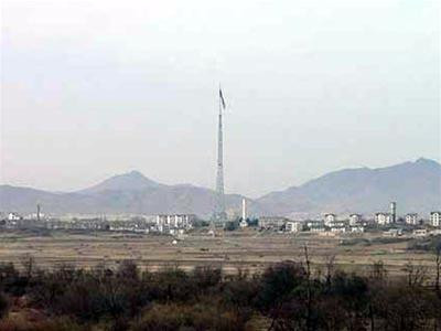 Bằng ống nhòm có thể thấy rõ hơn làng Hòa Bình (Triều Tiên)- Ảnh: Liang Làng Hòa Bình (CHDCND Triều Tiên) - Ảnh: Liang Bằng ống nhòm có thể thấy rõ hơn làng Hòa Bình (Triều Tiên)- Ảnh: Liang Làng Hòa Bình (CHDCND Triều Tiên) - Ảnh: Liang