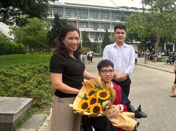 Rất nhiều phụ huynh khác có con tốt nghiệp ở Đại học Bách Khoa cũng tặng hoa Minh