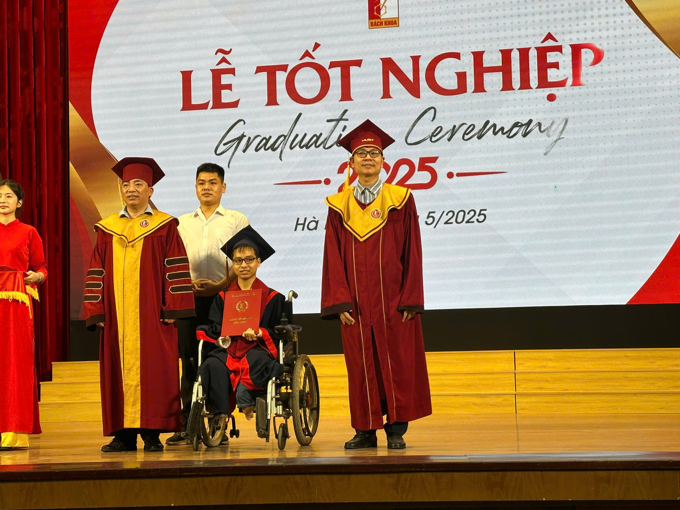 Ngô Văn Hiếu (áo trắng) hỗ trợ Minh lên bục nhận bằng tốt nghiệp đại học. Ảnh: NC