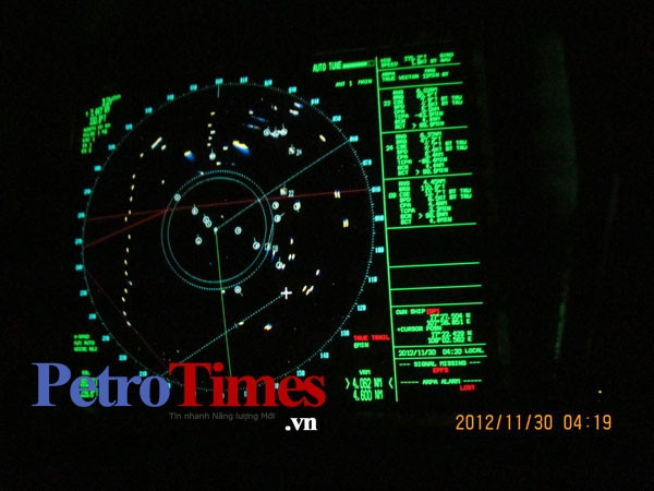  Màn hình rada của tàu Bình Minh 02: Các chấm tròn, màu sáng là biểu thị hàng mấy chục tàu cá Trung Quốc 