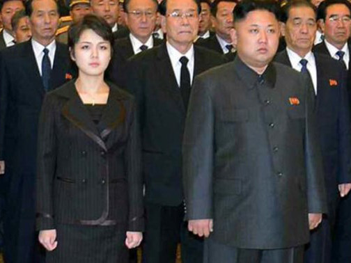 Bà Ri Sol-ju không đeo huy hiệu trên ve áo