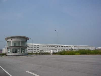 Nhà đầu tư Kenmark (Đài Loan) đã bỏ đi 2 năm nay (để lại món nợ khoảng 50 triệu USD vay của ngân hàng BIDV) nhưng tỉnh Hải Dương vẫn chưa biết xử lý khu nhà xưởng này ra sao, vì thiếu luật. Ảnh P.C.