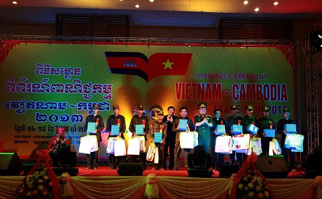 Ban Tổ chức Hội chợ tặng quà cho các đối tượng chính sách của Capuchia