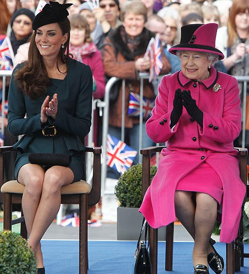 Nữ hoàng và Nữ công tước của Cambridge tại một sự kiện ở Leicester