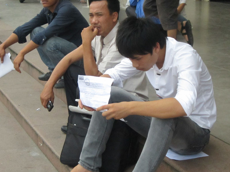 Nhiều sĩ tử vẫn tranh thủ xem lại đề thi