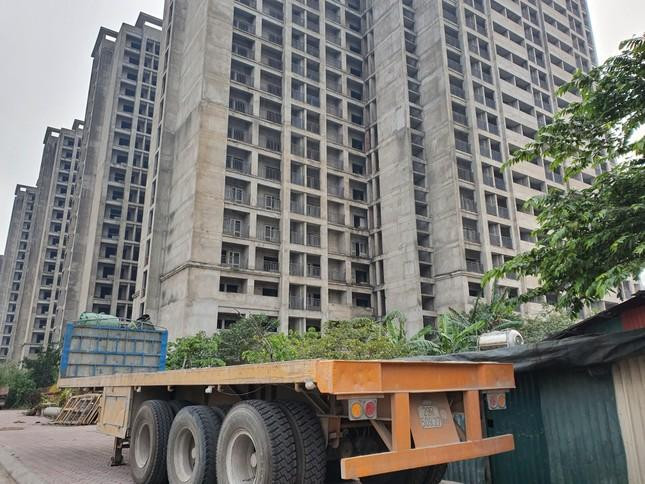 Hà Nội cho biết giai đoạn tới, Thành phố không đầu tư xây dựng mới các dự án nhà ở sinh viên (ký túc xá) tập trung. Trong ảnh: Dự án khu Ký túc xá Pháp Vân - Tứ Hiệp (quận Hoàng Mai) nhiều tòa đang bỏ hoang lãng phí.
