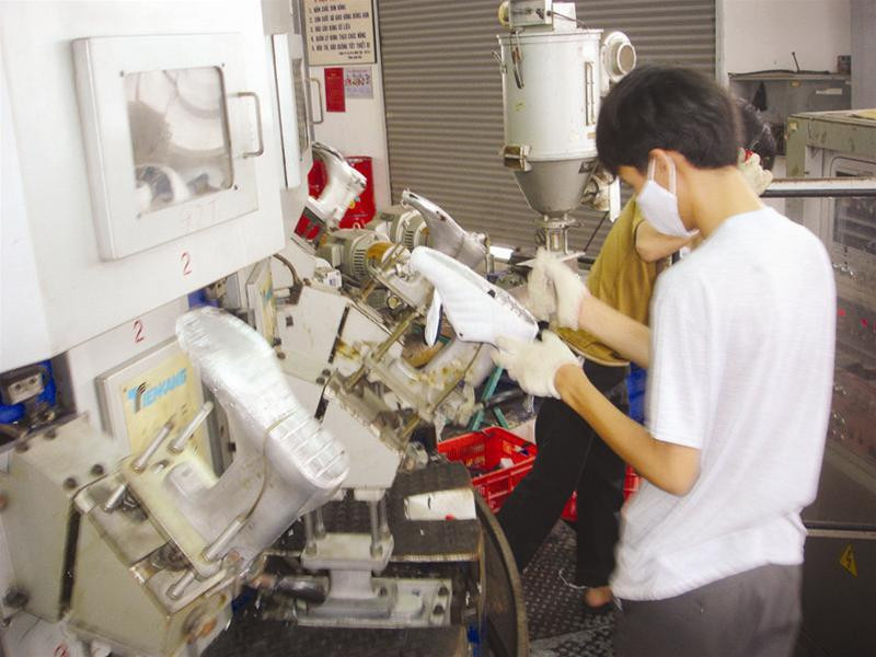 Pháp ủng hộ việc bãi bỏ lệnh chống bán phá giá giày mũ da Việt Nam xuất khẩu sang EU. Ảnh: Đại Dương