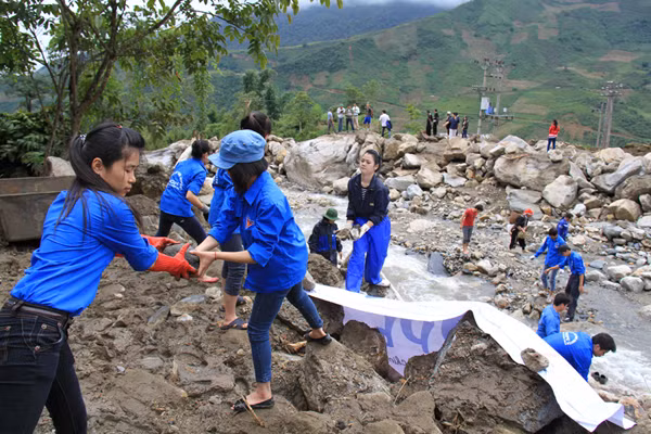 Sáng 8/9, hơn chục tình nguyện viên CLB Hope Lào Cai vượt hơn 30km từ thành phố vào thôn Can Hồ A phối hợp với thanh niên địa phương tổ chức làm cầu, dọn đá, làm đường, chuẩn bị cho các em học sinh đi khai giảng năm học mới. 