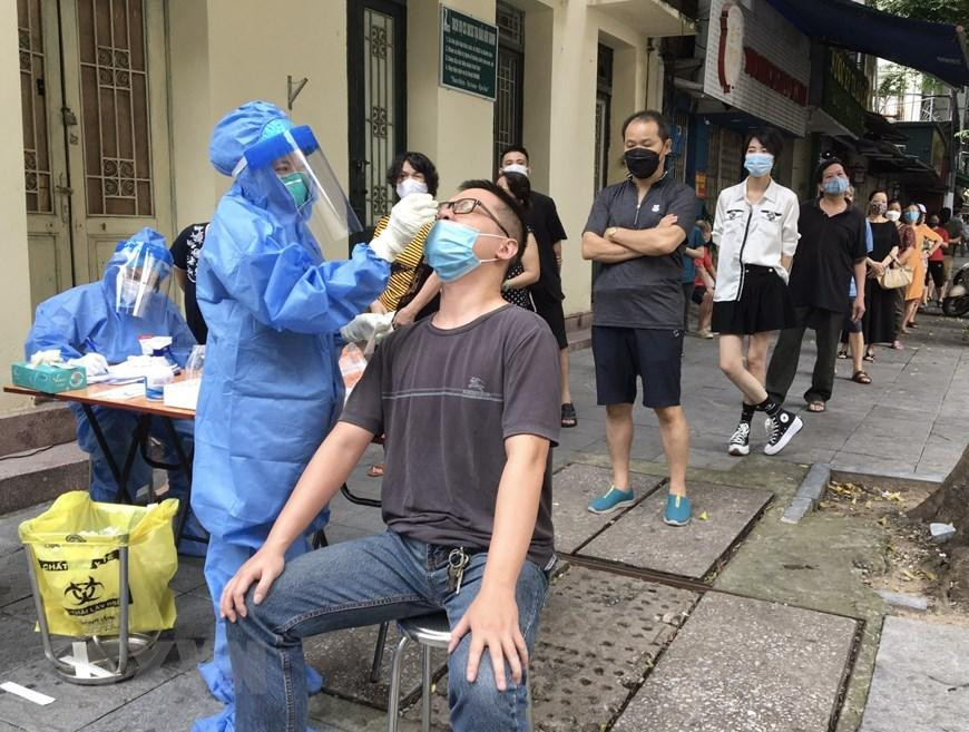 Người dân phường Hàng Bông khu vực giáp ranh Bệnh viện Việt Đức được lấy mẫu xét nghiệm COVID-19, sáng 3/10. (Ảnh: Hải Anh/TTXVN)
