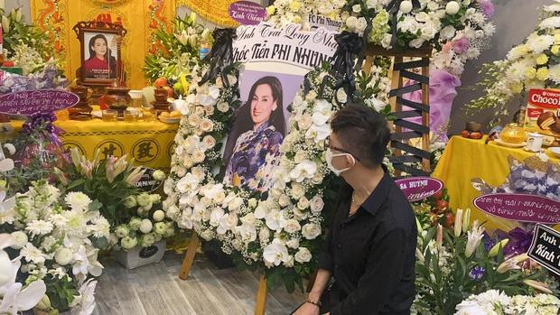 Ngày 1 và 2/10, một số đồng nghiệp tới thắp hương cho Phi Nhung. Ảnh: LN. Ngày 1 và 2/10, một số đồng nghiệp tới thắp hương cho Phi Nhung. Ảnh: LN.