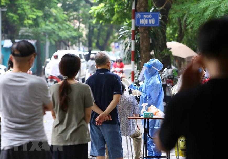 Nhân viên y tế phường Hàng Bông tổ chức lấy mẫu xét nghiệm cho người dân khu vực tiếp giáp Bệnh viện Việt Đức. (Ảnh: Hải Anh/TTXVN)
