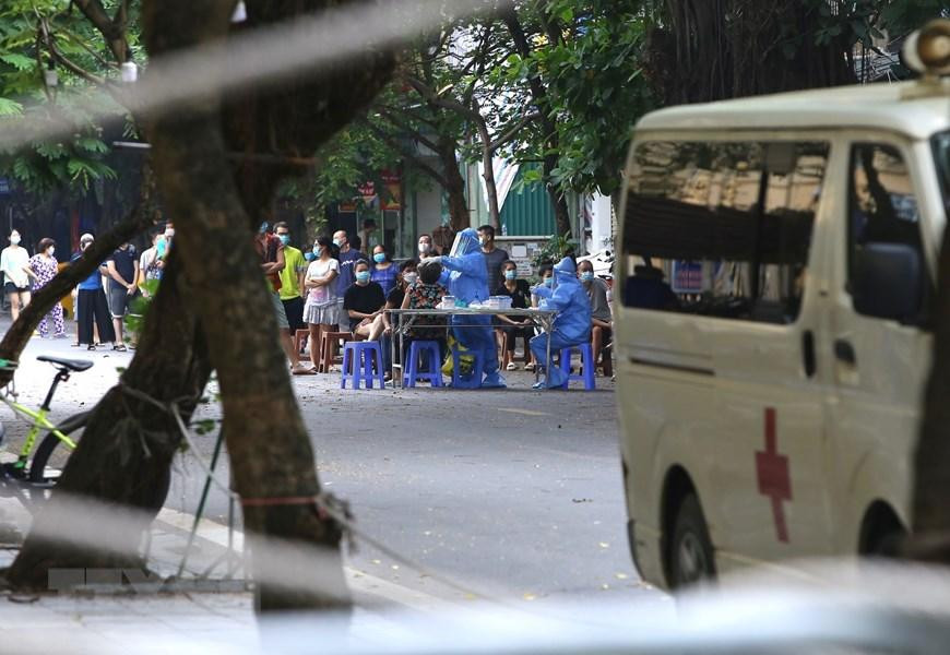 Người dân trong khu vực bị phong tỏa Bệnh viện hữu nghị Việt Đức đều được lấy mẫu xét nghiệm sàng lọc COVID-19. (Ảnh: Hải Anh/TTXVN)