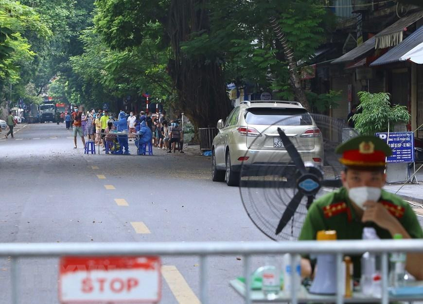 Người dân phường Hàng Bông khu vực giáp ranh Bệnh viện Việt Đức được lấy mẫu xét nghiệm COVID-19, sáng 3/10. (Ảnh: Hải Anh/TTXVN)