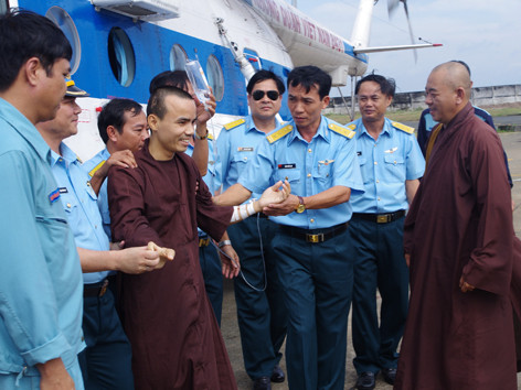 Đức đại đức Thích Thánh Thành từ đảo Song Tử Tây về đất liền. Đức đại đức Thích Thánh Thành từ đảo Song Tử Tây về đất liền