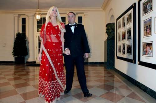 Khách không mời vào Nhà Trắng dự tiệc: Cặp vợ chồng Tareq và Michaele Salahi hồi tháng 11/2009 gây xôn xao nước Mỹ khi qua mặt Mật vụ Mỹ, lọt vào bữa tiệc trong Nhà Trắng, tiệc đón tiếp Thủ tướng Ấn Độ Manmohan Singh. Cặp đôi vượt qua được 3 điểm kiểm tra an ninh và thậm chí còn bắt tay Tổng thống Mỹ dù chẳng ai trong số họ là khách mời. Sau vụ việc, Mật vụ Mỹ phải đối mặt với nhiều lời chỉ trích