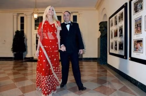 Khách không mời vào Nhà Trắng dự tiệc: Cặp vợ chồng Tareq và Michaele Salahi hồi tháng 11/2009 gây xôn xao nước Mỹ khi qua mặt Mật vụ Mỹ, lọt vào bữa tiệc trong Nhà Trắng, tiệc đón tiếp Thủ tướng Ấn Độ Manmohan Singh. Cặp đôi vượt qua được 3 điểm kiểm tra an ninh và thậm chí còn bắt tay Tổng thống Mỹ dù chẳng ai trong số họ là khách mời. Sau vụ việc, Mật vụ Mỹ phải đối mặt với nhiều lời chỉ trích