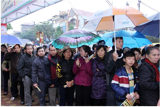 Dòng người xếp hàng từ sáng sớm chờ siêu thị thứ 9 của Media Mart mở cửa bán hàng