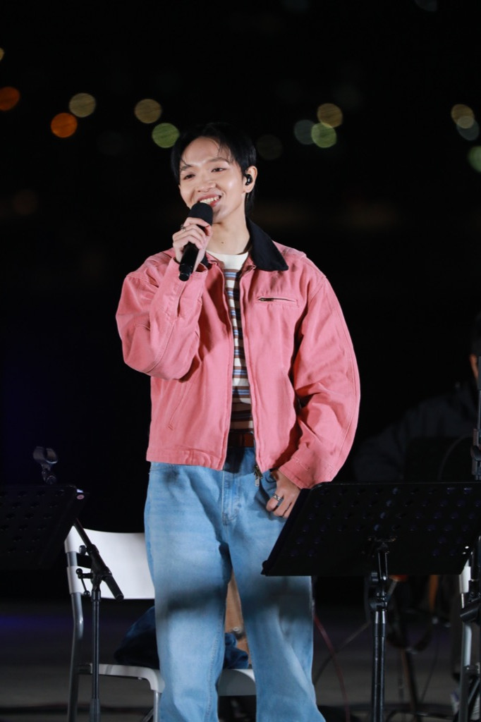 Tại buổi diễn đầu tiên, Hoàng Dũng chọn ca khúc Tôi muốn làm một cái cây, đầy tự sự và lắng đọng.